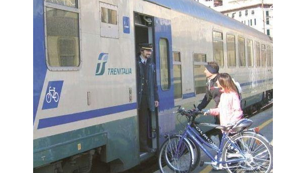 Immagine: Puglia, stop al trasporto bici su treni regionali: #Salvaiciclisti: «Trenitalia vuole sospendere l'accordo»