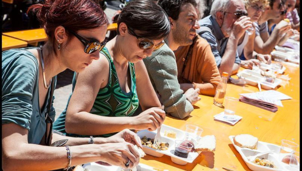 Immagine: Torino, storia voci e bilancio del pranzone gratis di Piazza Vittorio