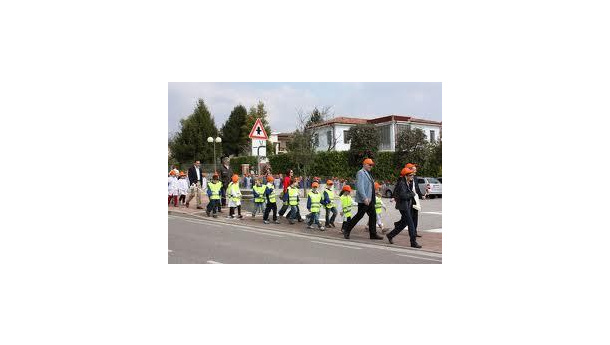 Immagine: Pedibus, “Ventibus”, “Ombrellibus”, a piedi i bambini vanno a scuola con più entusiasmo