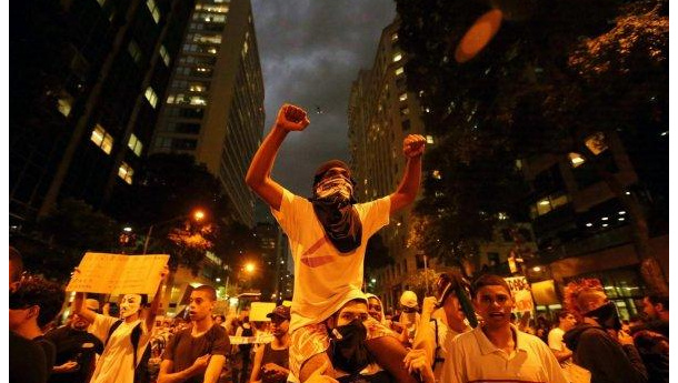 Immagine: Brasile in rivolta. La scintilla, un aumento di 10 centesimi sul biglietto del bus