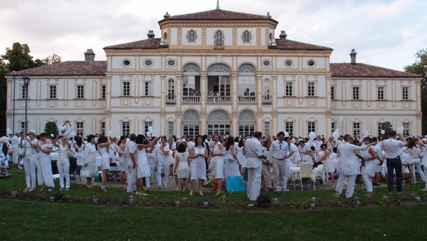Immagine: “Cena in bianco” per 8 mila, e i rifiuti si portano a casa