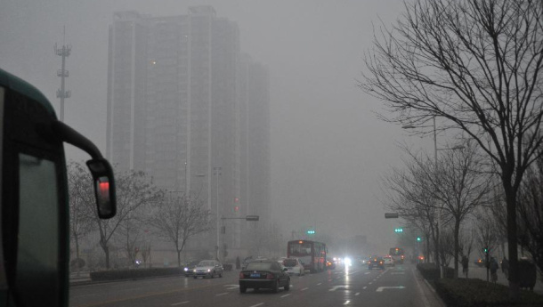 Immagine: Smog in Cina, anche Shijiazhuang impone la lotteria per immatricolare le auto.