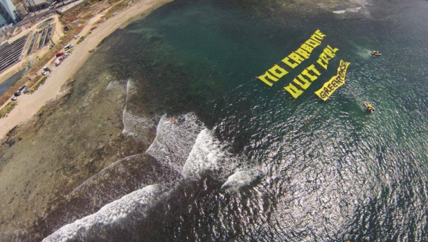 Immagine: Greenpeace: Enel, una tonnellata di CO2 al secondo. Attivisti in azione a Civitavecchia.