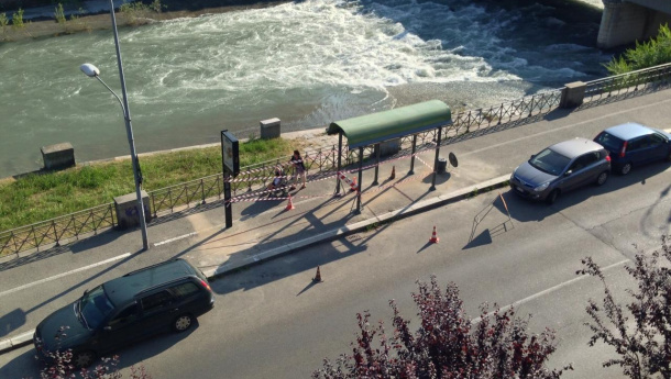 Immagine: La fermata del bus sulla ciclabile fa infuriare i ciclisti. Provocazione del Bike Pride: 