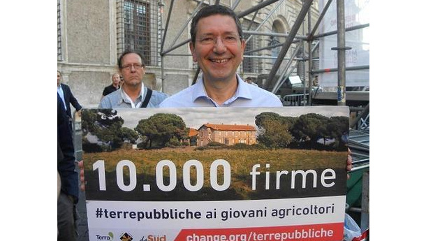 Immagine: Marino riceve 10.000 firme per salvare le 