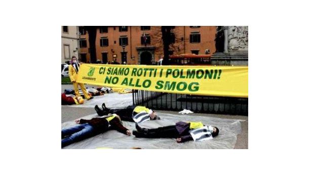 Immagine: Smog, Legambiente: a Roma +35% rischio tumore al polmone per inquinamento, contro media europea +22%