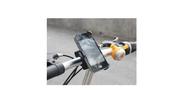 Immagine: Corona di Delizie in bici con lo smartphone