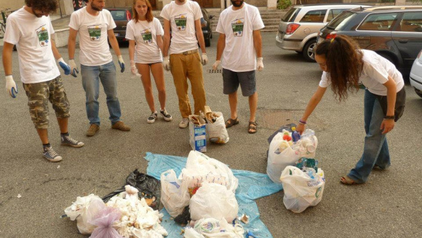 Immagine: Terzo trash mob delle Sentinelle dei rifiuti, obiettivo raccolta porta a porta