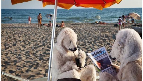Immagine: Greenpeace sbarca al Lido di Ostia con due orsi polari