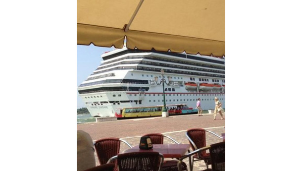 Immagine: Grandi navi, giallo a Venezia: l'inchino della Carnival a pochi passi da Piazza San Marco