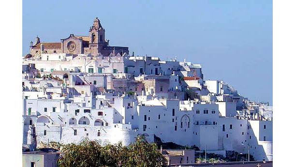 Immagine: Ostuni (Brindisi). Raccolta domiciliare (al 63%) è notturna per i turisti fino al 15 settembre