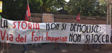 Pedonalizzazione dei Fori: residenti in piazza con mascherina anti smog