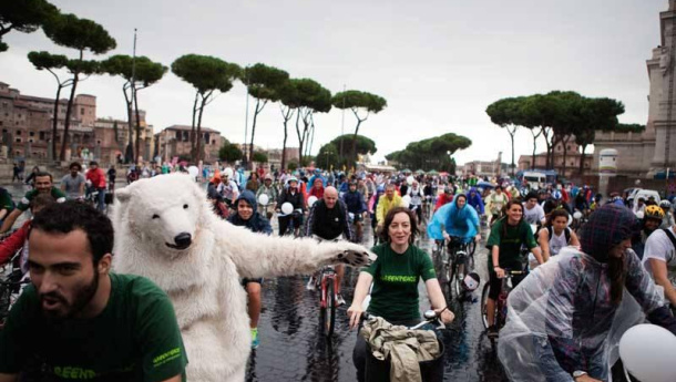 Immagine: Roma: 2.000 bici con Greenpeace per salvare l'Artico