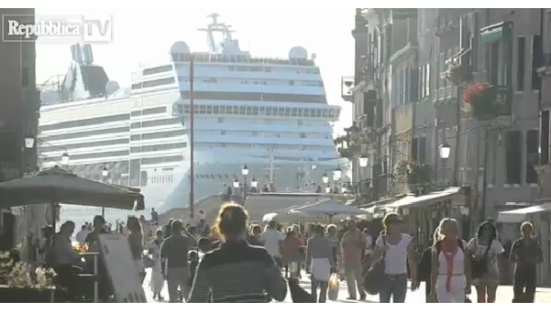 Immagine: Venezia, 12 giganti del mare in 24 ore: e il Comitato Nograndinavi si butta a mare...