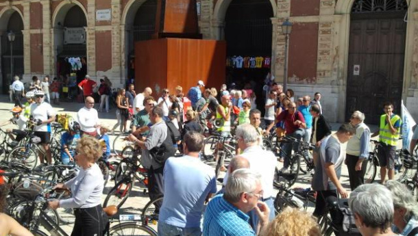 Immagine: Bari, ieri in piazza del Ferrarese è stato presentato il Biciplan | Fotografie