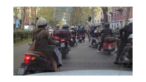 Immagine: Taxi e conducenti ATM contro l'invasione da scooter delle corsie preferenziali