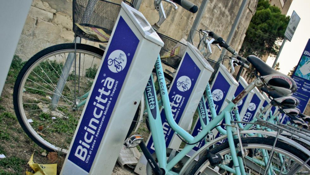 Immagine: Lecce, bike sharing: installate 40 nuove colonnine. Ma si studia su come risparmiare