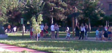 San Mauro Torinese, i volontari rimettono a nuovo il parco giochi dei bimbi