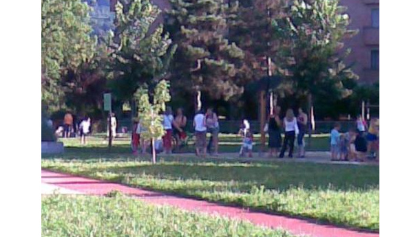 Immagine: San Mauro Torinese, i volontari rimettono a nuovo il parco giochi dei bimbi