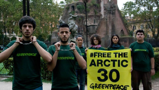 Immagine: Greenpeace a Roma: solidarietà per 30 attivisti trattenuti in Russia.