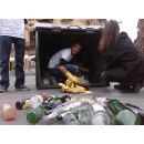 Immagine: Torino, col Trash Mob di piazza Santa Giulia parte Vanchiglia Ricicla | Foto e video