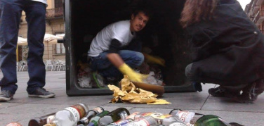 Torino, col Trash Mob di piazza Santa Giulia parte Vanchiglia Ricicla | Foto e video