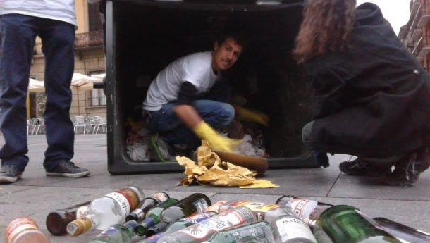 Immagine: Torino, col Trash Mob di piazza Santa Giulia parte Vanchiglia Ricicla | Foto e video