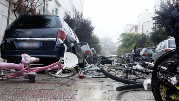 Immagine: Piste ciclabili come parcheggi auto: la protesta dei ciclisti di Noci