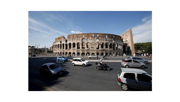Immagine: Ispra: aumentano vetture private a Roma, benzina carburante più usato