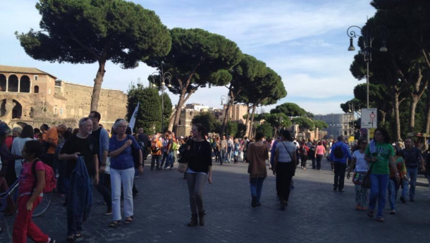 Immagine: A piedi per Roma: il successo della Giornata del Camminare | Video e Foto