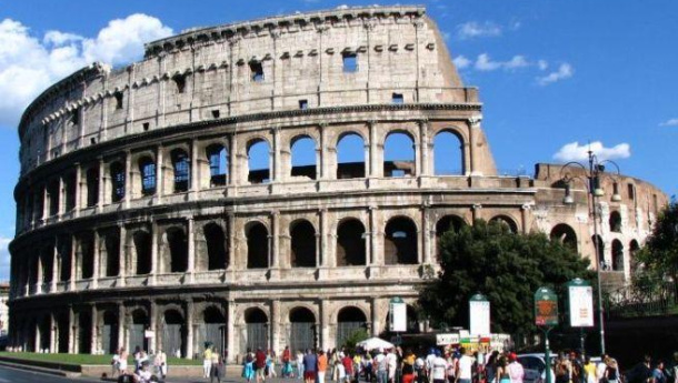 Immagine: Colosseo, ancora crolli. Legambiente: “Comune acceleri pedonalizzazione completa”