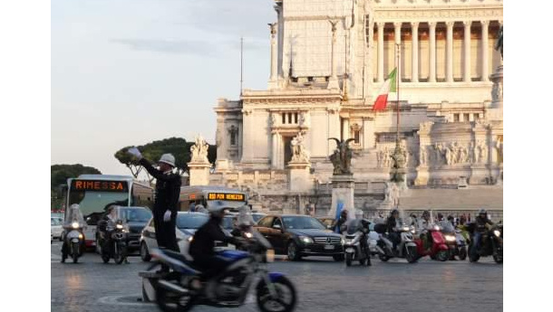 Immagine: Roma, aumentano traffico e rifiuti