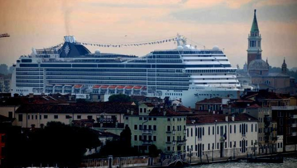 Immagine: Venezia, grandi navi fuori dalla Giudecca dal 1° novembre 2014, ma si apre il Canale Contorta | La rabbia degli ambientalisti