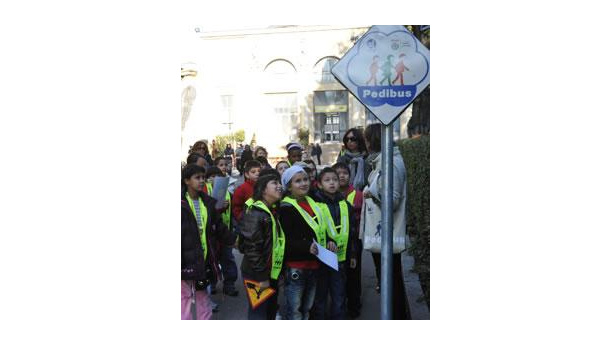Immagine: PEDIBUS Milano: 18 le scuole attive e 548 i bambini iscritti