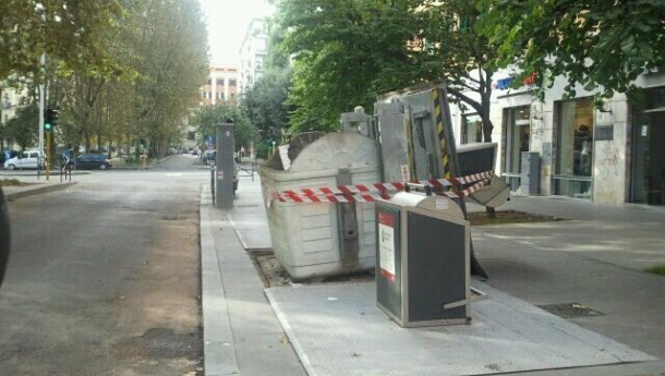 Immagine: Rifiuti,  cassetti a scomparsa guasti e stracolmi nel Municipio VIII