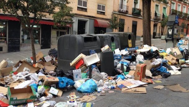 Immagine: Rifiuti in strada da nove giorni: la crisi di madrid