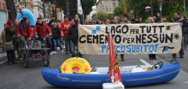 Largo Preneste, i manifestanti nel lago contro la cementificazione