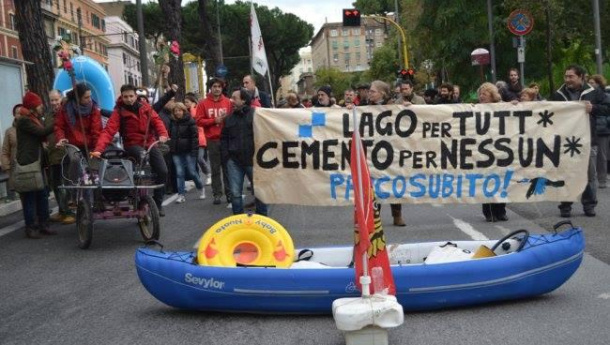 Immagine: Largo Preneste, i manifestanti nel lago contro la cementificazione