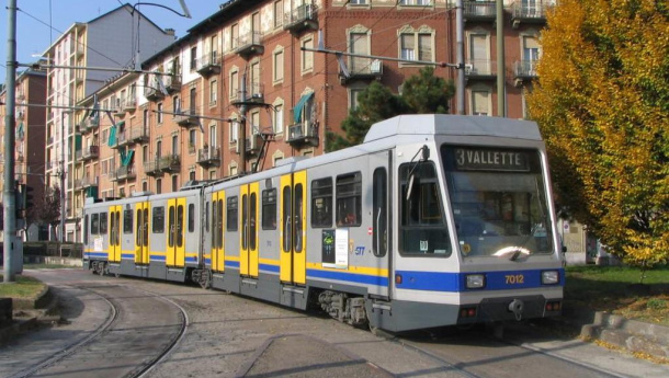 Immagine: Anche la metropolitana leggera verrà pensionata. Ma è giusto rottamare i tram e sostituirli con i bus?
