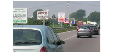 Cartelloni pubblicitari abusivi: 200 solo sulla Milano-Meda