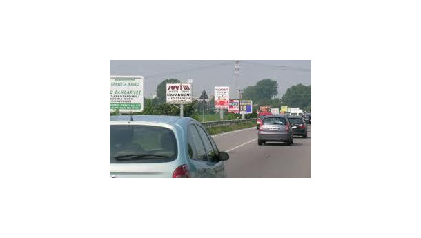 Immagine: Cartelloni pubblicitari abusivi: 200 solo sulla Milano-Meda