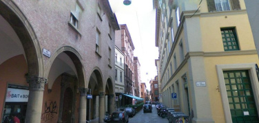 Conflitti metropolitani, tocca ad auto per disabili vs pedoni: il caso di Bologna