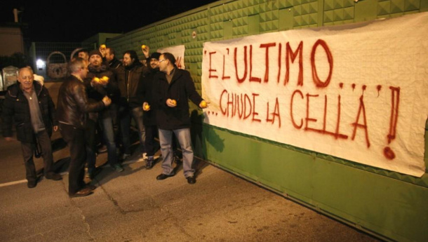 Immagine: Arresto Cerroni, a Roma c'è chi festeggia con le arance