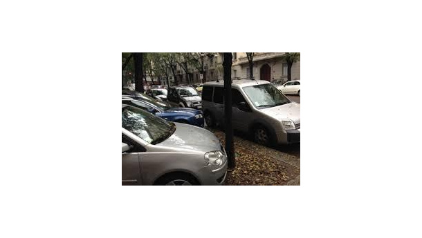 Immagine: Ma i parterre alberati sono parcheggi? Il CdZ 3 solleva il problema