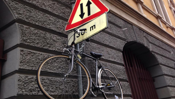 Immagine: Biciclette a Milano: rastrelliere volanti o scherzi da cestisti?