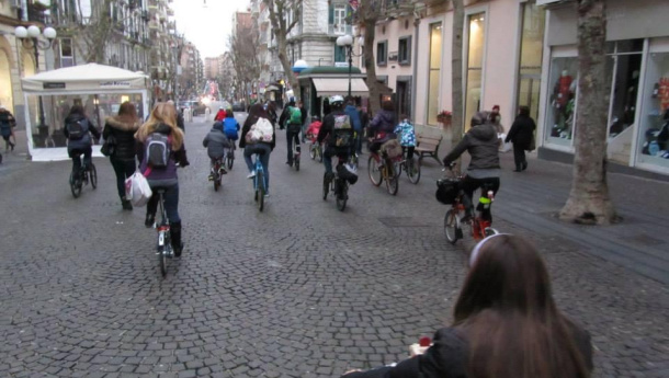 Immagine: Bike to School Napoli, la pedalata è riuscita a metà