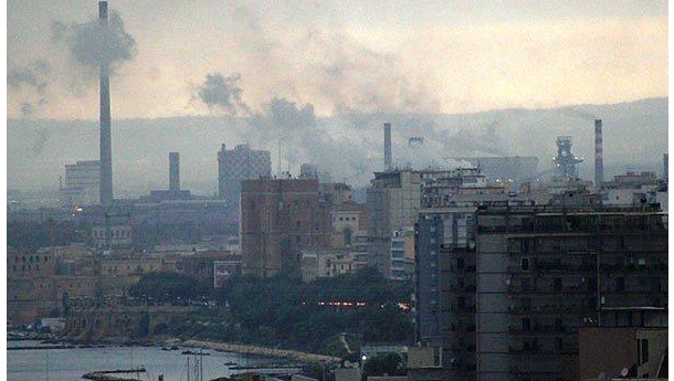 Immagine: L’arcivescovo e il campione i due volti della Taranto che non si arrende ai veleni Ilva