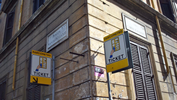 Immagine: Roma, le strisce blu si pagano con un click o con un sms