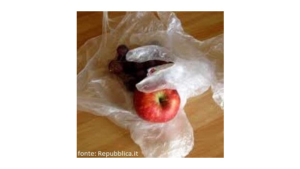 Immagine: Guanti e sacchetti, la plastica diventa eco
