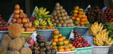Frutta esposta sul marciapiede, per i fruttivendoli di Pomigliano basta lavarla e lo smog viene via